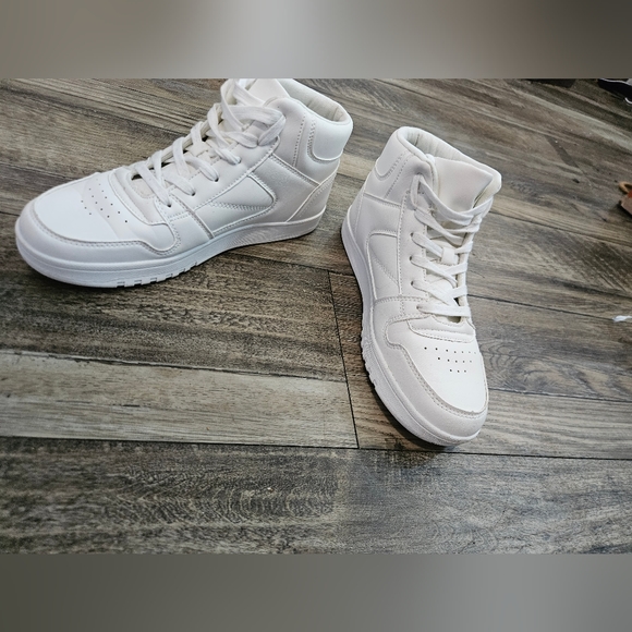 Shoes - Picture 3 of 4